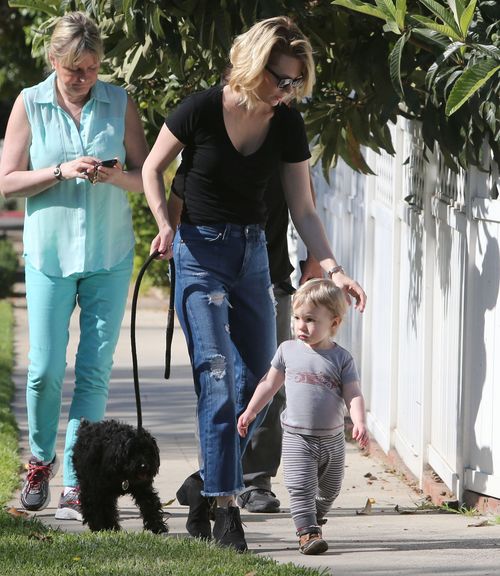 Mały Xander wyprowadza psa na spacer (FOTO) Mały Xander wyprowadza psa na spacer (FOTO)