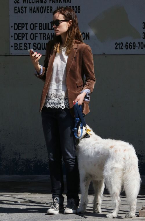 Olivia Wilde na spacery chodzi z czworonożnym pupilem (FOTO)
