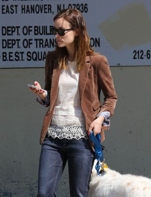 Olivia Wilde na spacery chodzi z czworonożnym pupilem (FOTO)