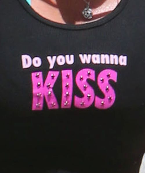 Zakochana gwiazda chętnie rozdaje buziaki (FOTO)