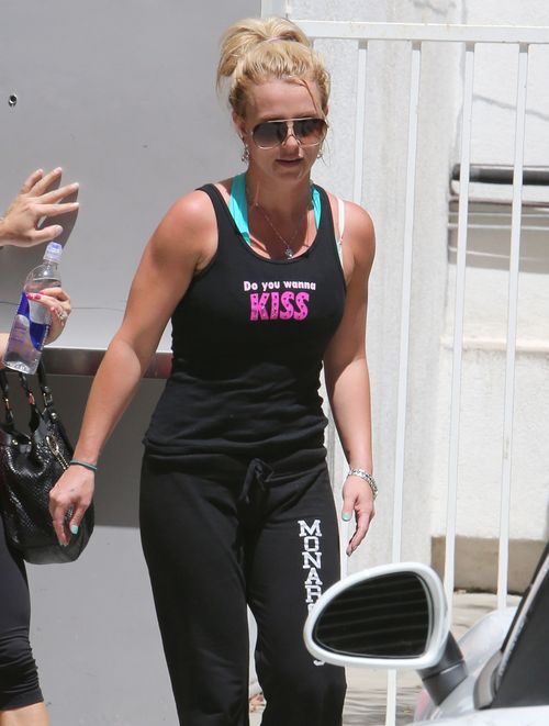 Zakochana gwiazda chętnie rozdaje buziaki (FOTO)