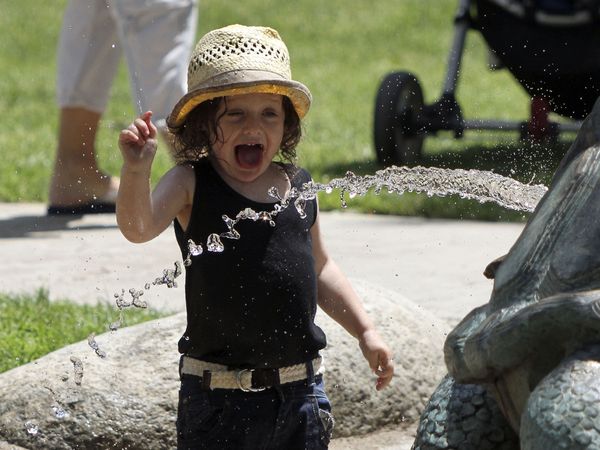 Rachel Zoe z synem i mężem w parku (FOTO)