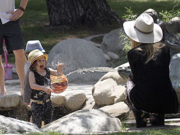 Rachel Zoe z synem i mężem w parku (FOTO)