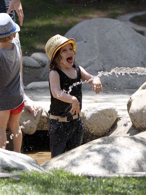 Rachel Zoe z synem i mężem w parku (FOTO)