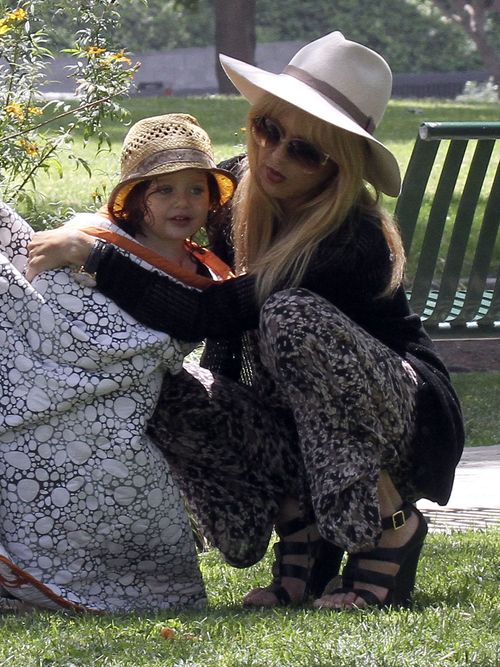 Rachel Zoe z synem i mężem w parku (FOTO)