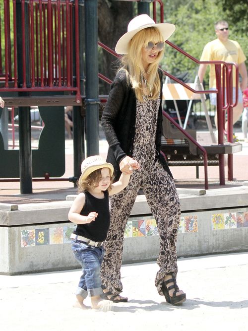 Rachel Zoe z synem i mężem w parku (FOTO)