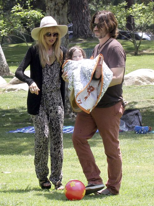 Rachel Zoe z synem i mężem w parku (FOTO)
