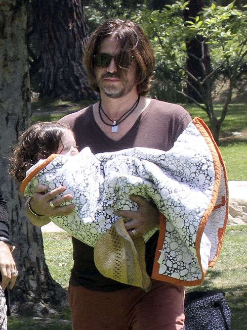 Rachel Zoe z synem i mężem w parku (FOTO)