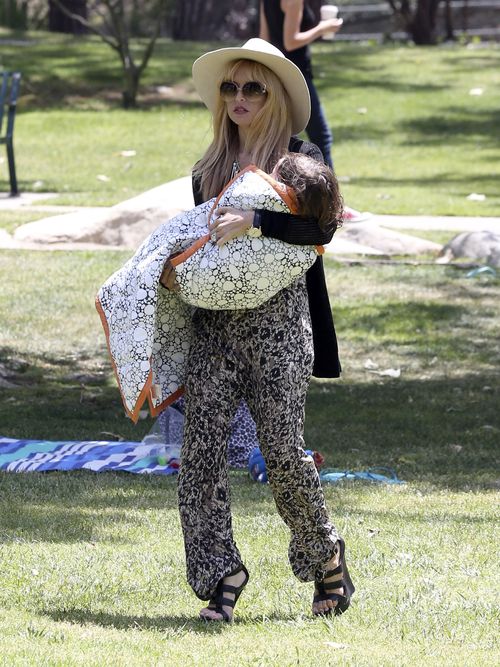 Rachel Zoe z synem i mężem w parku (FOTO)
