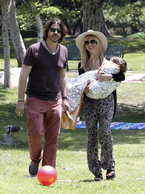 Rachel Zoe z synem i mężem w parku (FOTO)