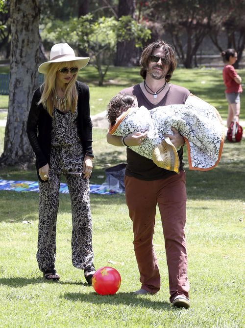 Rachel Zoe z synem i mężem w parku (FOTO)