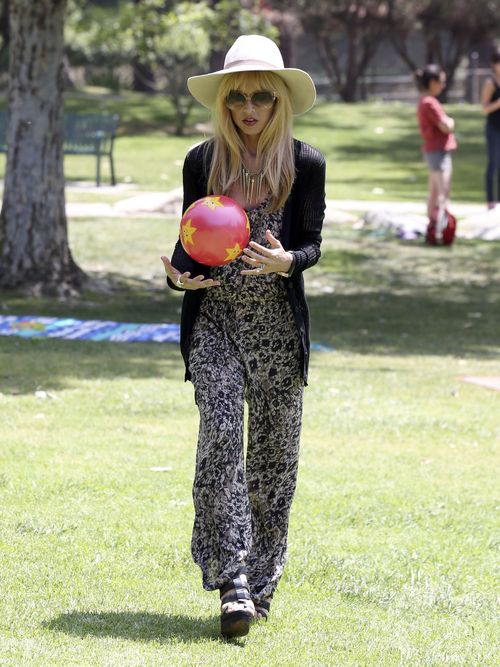 Rachel Zoe z synem i mężem w parku (FOTO)