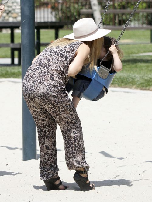 Rachel Zoe z synem i mężem w parku (FOTO)