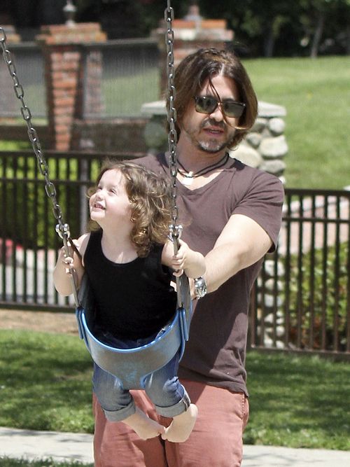 Rachel Zoe z synem i mężem w parku (FOTO)