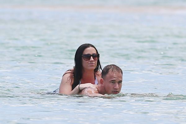 Alanis Morissette i jej wodne igraszki z mężem (FOTO)