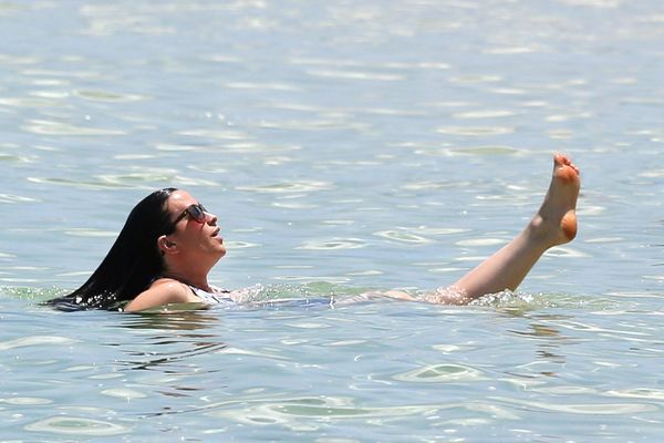 Alanis Morissette i jej wodne igraszki z mężem (FOTO)