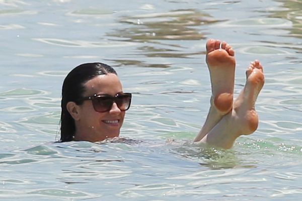 Alanis Morissette i jej wodne igraszki z mężem (FOTO)