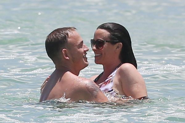 Alanis Morissette i jej wodne igraszki z mężem (FOTO)