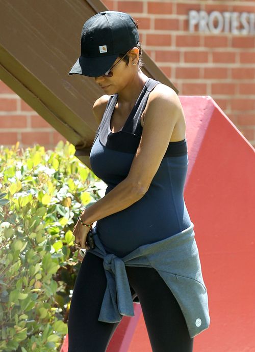 Halle Berry jest dumna ze swojego ciążowego brzuszka (FOTO) Halle Berry jest dumna ze swojego ciążowego brzuszka (FOTO)