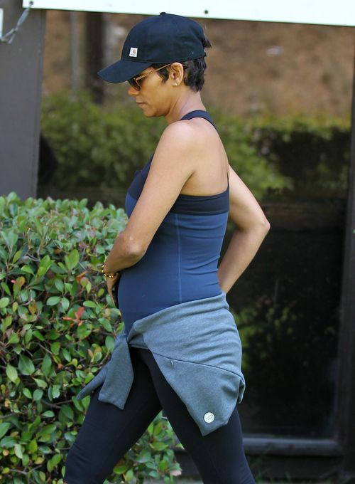 Halle Berry jest dumna ze swojego ciążowego brzuszka (FOTO) Halle Berry jest dumna ze swojego ciążowego brzuszka (FOTO)