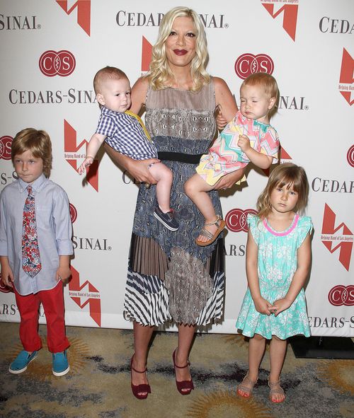 Tori Spelling ze swoją szczęśliwą czwóreczką (FOTO) Tori Spelling ze swoją szczęśliwą czwóreczką (FOTO)