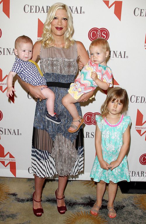 Tori Spelling ze swoją szczęśliwą czwóreczką (FOTO) Tori Spelling ze swoją szczęśliwą czwóreczką (FOTO)