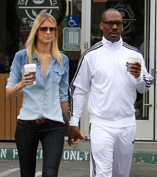 Eddie Murphy na randki chodzi w białym... dresie (FOTO)