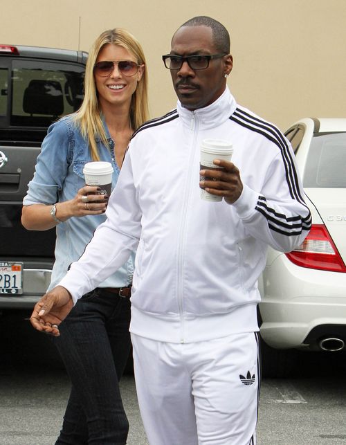 Eddie Murphy na randki chodzi w białym... dresie (FOTO)