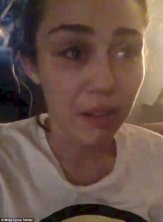 Miley Cyrus ze łzami w oczach błaga Donalda Trumpa o jedno! Miley Cyrus ze łzami w oczach błaga Donalda Trumpa o jedno!