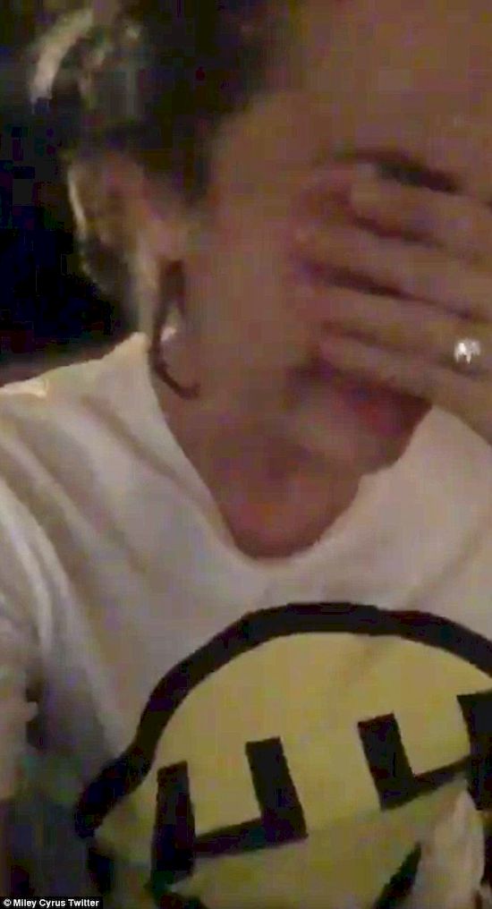 Miley Cyrus ze łzami w oczach błaga Donalda Trumpa o jedno! Miley Cyrus ze łzami w oczach błaga Donalda Trumpa o jedno!