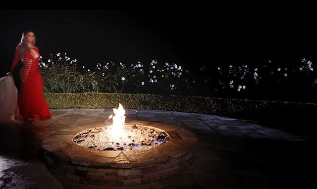 Mariah Carey spaliła suknię ślubną za 250 tysięcy dolarów! (VIDEO)