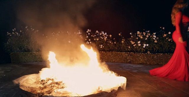 Mariah Carey spaliła suknię ślubną za 250 tysięcy dolarów! (VIDEO)