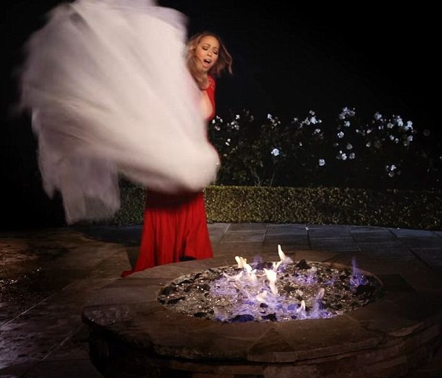 Mariah Carey spaliła suknię ślubną za 250 tysięcy dolarów! (VIDEO)