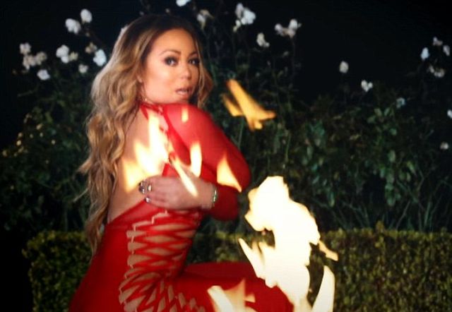 Mariah Carey spaliła suknię ślubną za 250 tysięcy dolarów! (VIDEO)