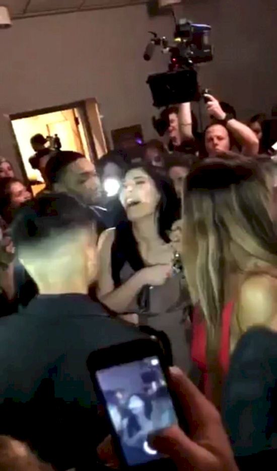 Kylie Jenner przyszła na studniówkę... swojego FANA (VIDEO) Kylie Jenner przyszła na studniówkę... swojego FANA (VIDEO)