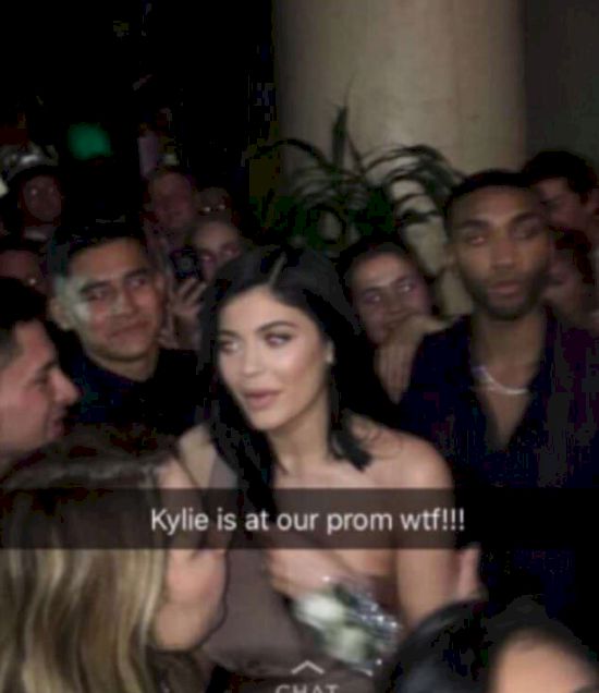 Kylie Jenner przyszła na studniówkę... swojego FANA (VIDEO) Kylie Jenner przyszła na studniówkę... swojego FANA (VIDEO)