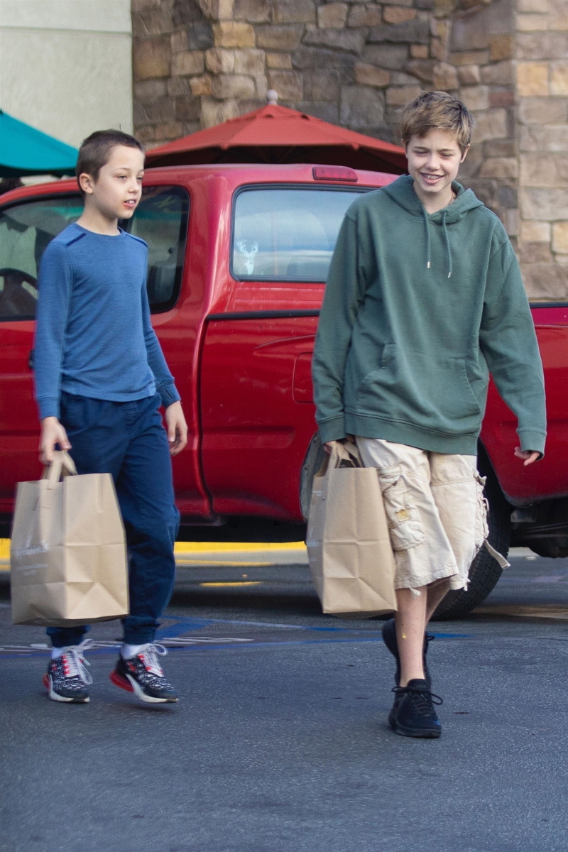 12-letnia Shiloh Jolie-Pitt taszczy zakupy z bratem (ZDJĘCIA)