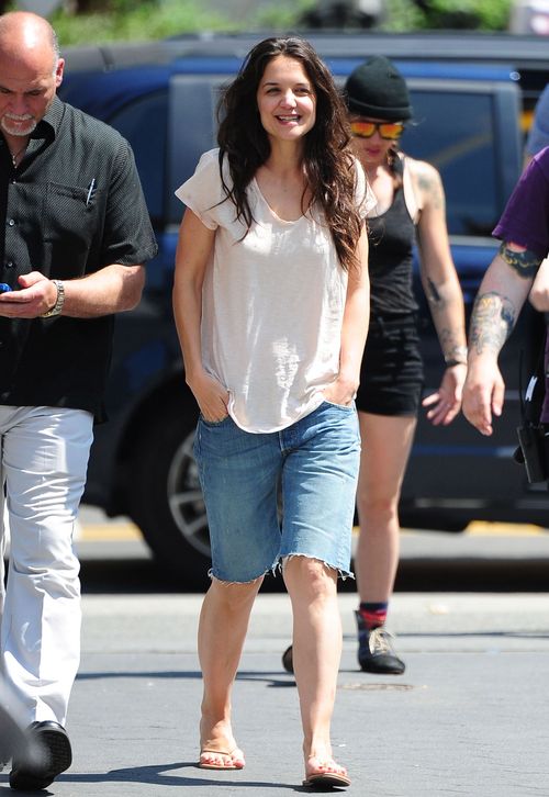 Roześmiana Holmes szaleje z chłopakiem w fontannie (FOTO)