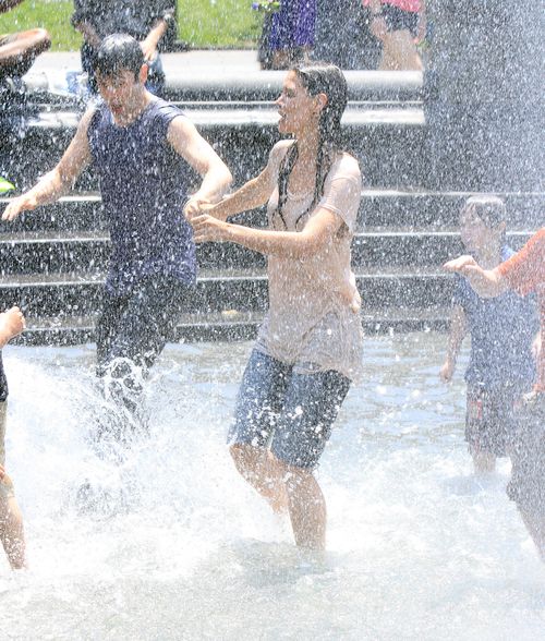 Roześmiana Holmes szaleje z chłopakiem w fontannie (FOTO) Roześmiana Holmes szaleje z chłopakiem w fontannie (FOTO)