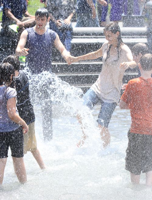 Roześmiana Holmes szaleje z chłopakiem w fontannie (FOTO) Roześmiana Holmes szaleje z chłopakiem w fontannie (FOTO)