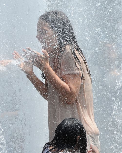 Roześmiana Holmes szaleje z chłopakiem w fontannie (FOTO) Roześmiana Holmes szaleje z chłopakiem w fontannie (FOTO)