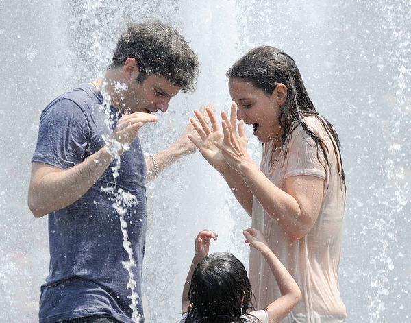 Roześmiana Holmes szaleje z chłopakiem w fontannie (FOTO) Roześmiana Holmes szaleje z chłopakiem w fontannie (FOTO)