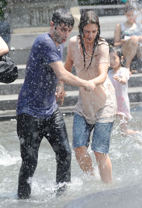 Roześmiana Holmes szaleje z chłopakiem w fontannie (FOTO) Roześmiana Holmes szaleje z chłopakiem w fontannie (FOTO)