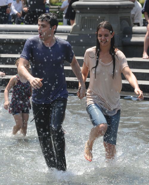 Roześmiana Holmes szaleje z chłopakiem w fontannie (FOTO) Roześmiana Holmes szaleje z chłopakiem w fontannie (FOTO)