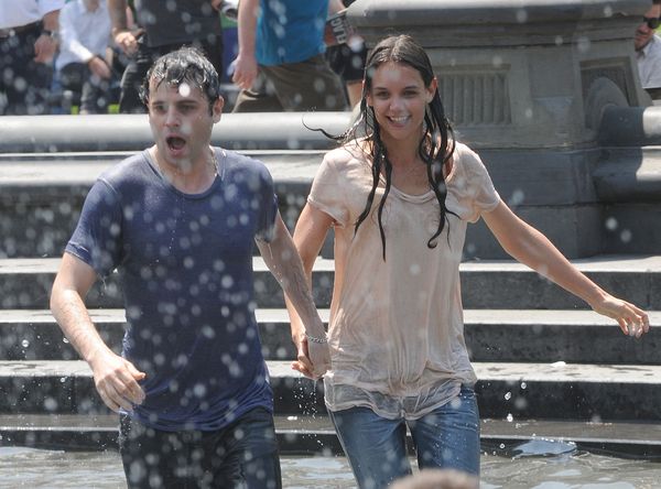 Roześmiana Holmes szaleje z chłopakiem w fontannie (FOTO) Roześmiana Holmes szaleje z chłopakiem w fontannie (FOTO)