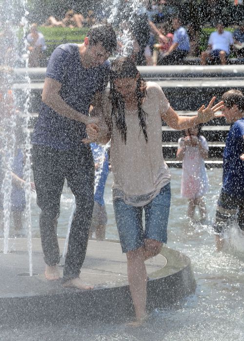 Roześmiana Holmes szaleje z chłopakiem w fontannie (FOTO) Roześmiana Holmes szaleje z chłopakiem w fontannie (FOTO)