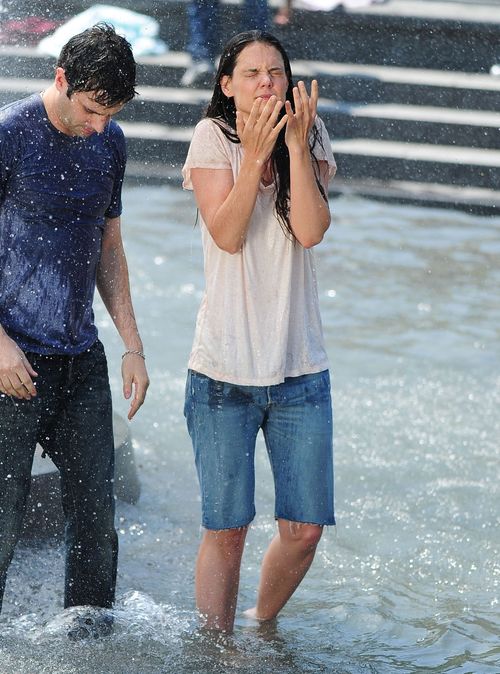 Roześmiana Holmes szaleje z chłopakiem w fontannie (FOTO) Roześmiana Holmes szaleje z chłopakiem w fontannie (FOTO)