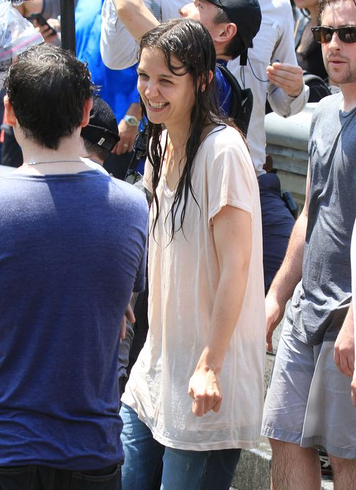 Roześmiana Holmes szaleje z chłopakiem w fontannie (FOTO) Roześmiana Holmes szaleje z chłopakiem w fontannie (FOTO)