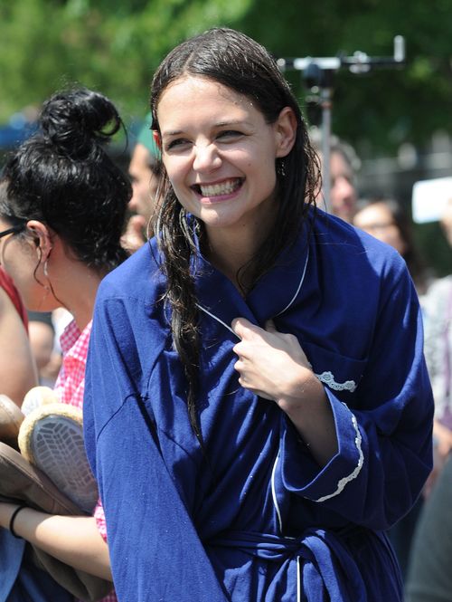 Roześmiana Holmes szaleje z chłopakiem w fontannie (FOTO) Roześmiana Holmes szaleje z chłopakiem w fontannie (FOTO)