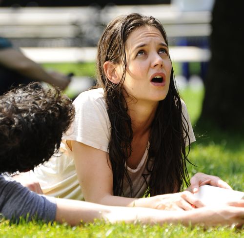 Roześmiana Holmes szaleje z chłopakiem w fontannie (FOTO) Roześmiana Holmes szaleje z chłopakiem w fontannie (FOTO)